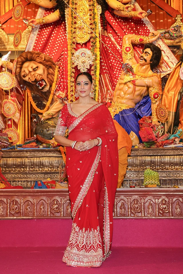 লাল শাড়িতে বিপাশা যেন সাক্ষাৎ দেবী।