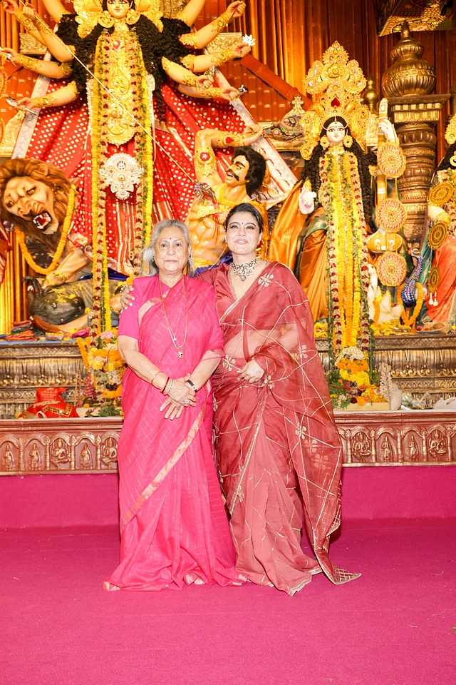প্রতিমার সামনে সোনালি-মেজেন্টা শাড়িতে ধরা দিয়েছেন জয়া বচ্চন। অন্যদিকে, পূজার আরেক লুকে সোনালি কারুকাজ ও চেক নকশার মারুন-লাল শাড়িতে নজর কেড়েছেন কাজল।
