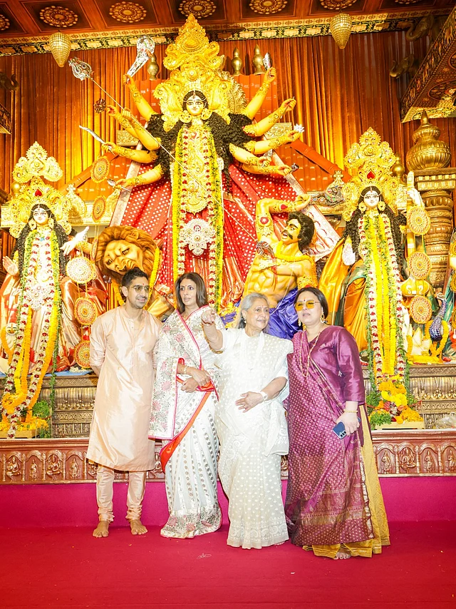 সাদা জামদানিতে সাবেকি সাজে ধরা দিয়েছেন অভিনেত্রী জয়া বচ্চন। তাঁর মেয়ে ফ্যাশন ডিজাইনার শ্বেতা বচ্চনের পরনে ছিল লাল পাড়ের সাদা ফুলেল শাড়ি।