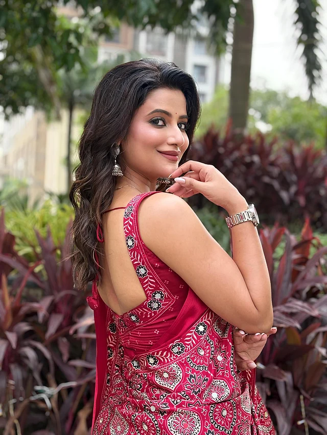 সঙ্গে ম্যাচিং স্লিভলেস ব্লাউজ, কানে রুপার ঝুমকা ও গলায় চেইন। খোলা চুলে অভিনেত্রীর সাজে ফুটে উঠেছে স্নিগ্ধতা আর উৎসবের আমেজ।