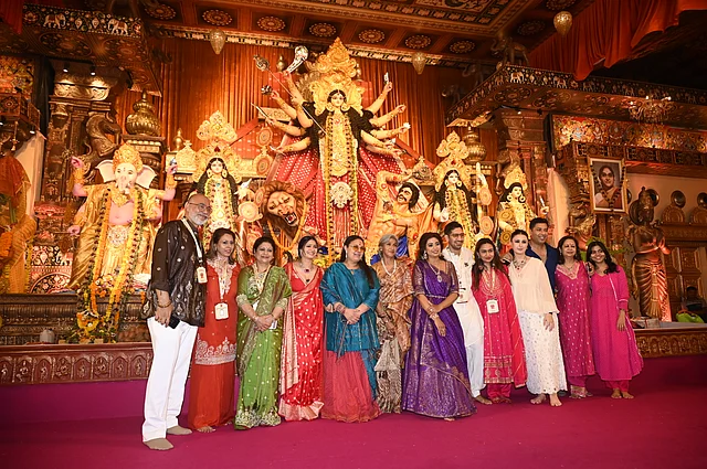 পূজায় একসঙ্গে ফ্রেমবন্দী হওয়ার মজাই আলাদা , এটাই যেন রিচুয়াল 
