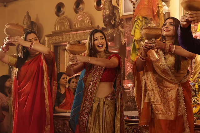 আট দশকের পথচলায় উত্তর বম্বে সর্বজনীন দুর্গাপূজা কেবল একটি বার্ষিক ধর্মীয় আয়োজন নয়। এর সঙ্গে মিশে আছে পারিবারিক উত্তরাধিকার, বাংলার সংস্কৃতি,  এবং নানা সম্প্রদায়ের মানুষের একসঙ্গে উৎসব উদ্‌যাপনের গল্প।