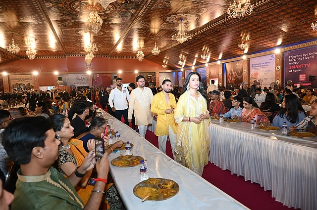 দুর্গাপূজা মানেই পূজা, আড্ডা আর নানা পদের খাবার। উত্তর বম্বে সর্বজনীন দুর্গাপূজাতেও এর ব্যতিক্রম নেই। 