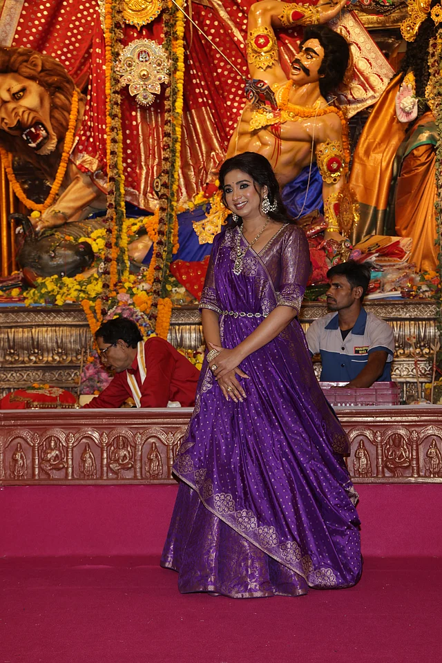 শ্রেয়া ঘোষাল একটি জমকালো এবং রাজকীয় বেগুনি রঙের লেহেঙ্গা চোলি পরেছেন 