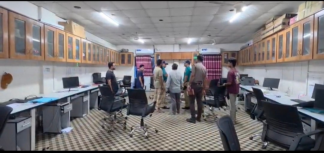 এখন থেকে ভাড়া শীর্ষ সন্ত্রাসী ইমনকে দিতে হবে’ বলে কুরিয়ার সার্ভিসের গুদামে ঢুকে ভাঙচুর