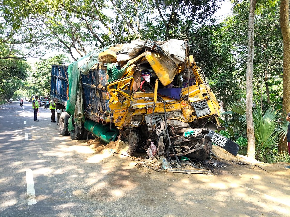 দুর্ঘটনায় দুমড়েমুচড়ে যাওয়া ট্রাকটি