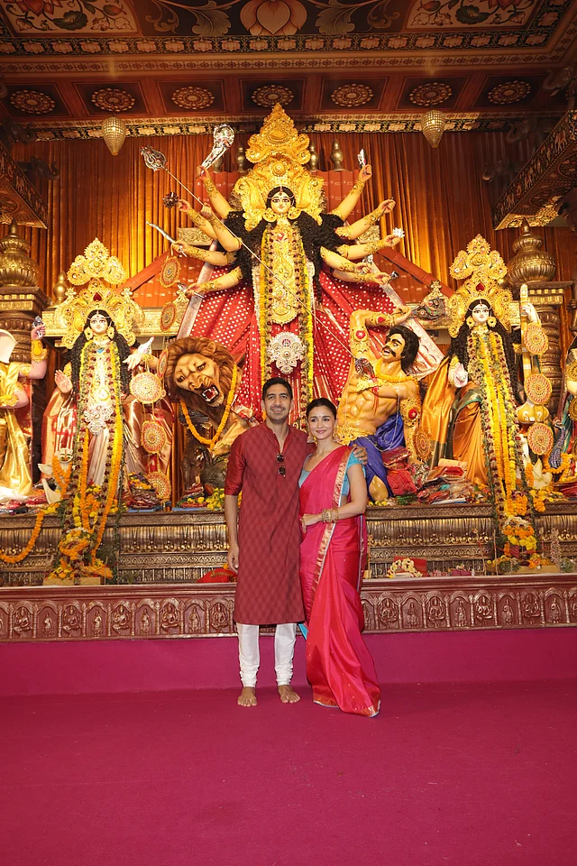 আলিয়া ভাট আর তাঁর পরিচালক বন্ধু অয়ন মুখার্জি ফ্রেমবন্দী হয়েছেন। অয়নের পরনে মেরুন পাঞ্জাবি