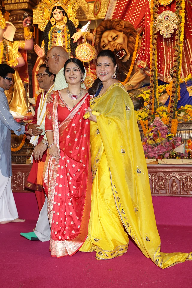 নবমীর সাজে কাজল বেছে নিয়েছেন হলুদ শাড়ি, অন্যদিকে বোন তানিশা মুখার্জি  পরেছেন লাল বেনারসি