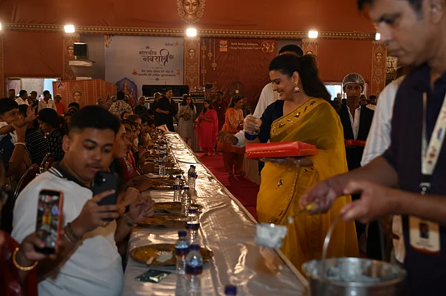 আয়োজনের অন্যতম আকর্ষণ ঐতিহ্যবাহী বাঙালি ভোগ। শীতাতপ নিয়ন্ত্রিত হলে পরিবেশন করা হচ্ছে খিচুড়ি, ছোলার ডালসহ নানা পদ ও বাঙালি মিষ্টি।