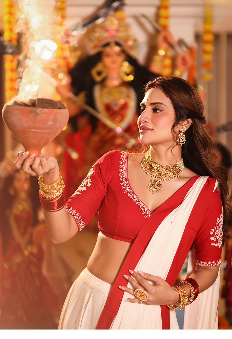 লালপেড়ে সাদা শাড়ি, সিঁথিতে সিঁদুর: পুজার সাজে নুসরাত জাহানের বাঙালিয়ানা