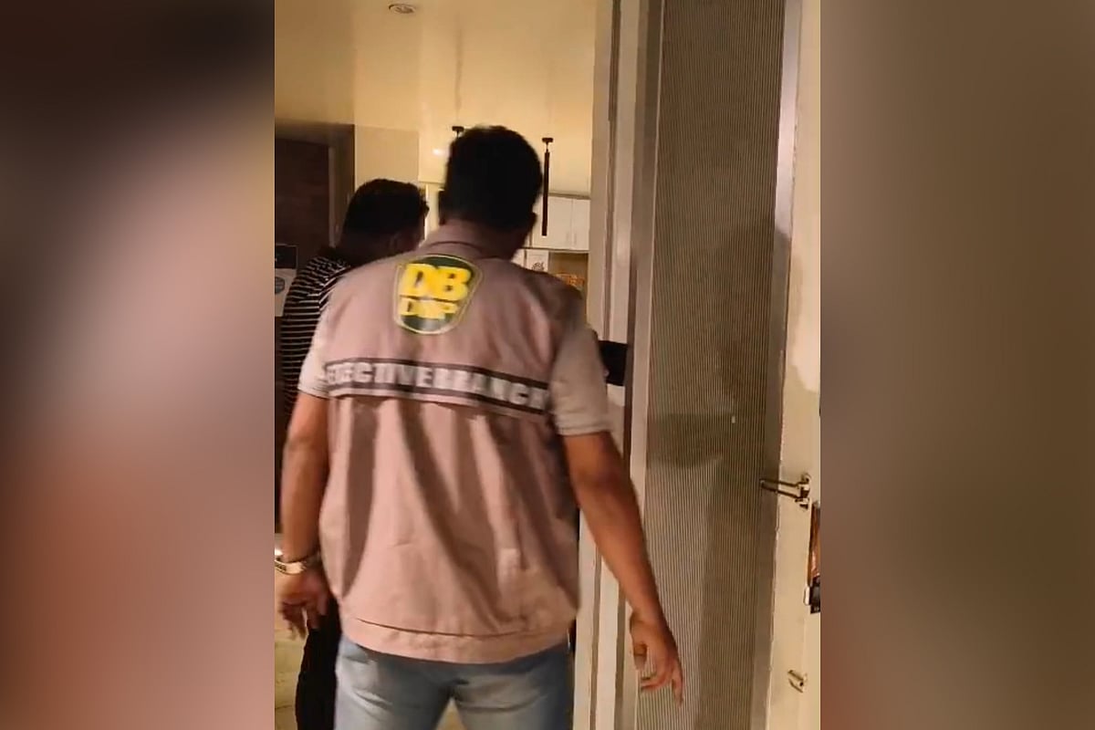 সেই বাড়িতে তিন ঘণ্টার অভিযানে উদ্ধার এক বোতল মদ, একটি খালি ও দুটি আংশিক খালি বোতল