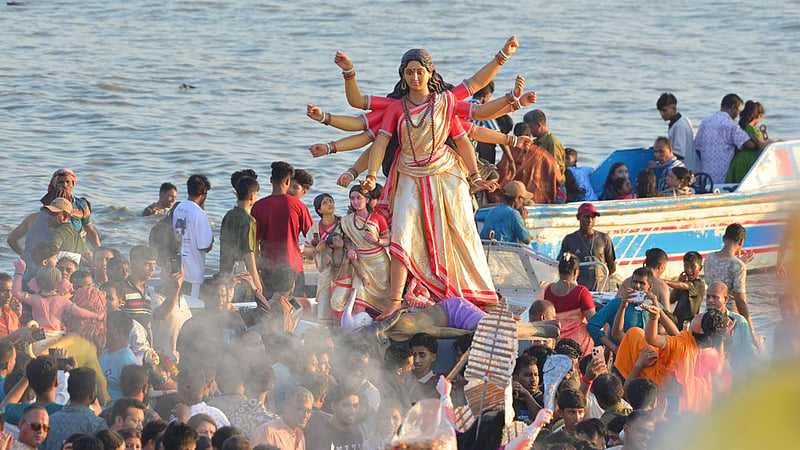পতেঙ্গা সমুদ্রসৈকতে প্রতিমা ভাসছে, স্থানীয় বাসিন্দা উদ্বেগে