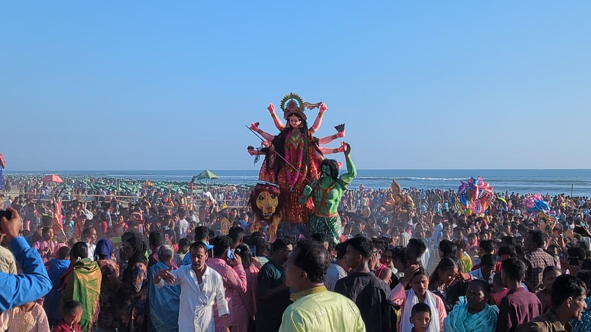 কক্সবাজার সমুদ্রসৈকতে ৩৮০টি প্রতিমা ৪৫ মিনিটে বিসর্জন, লাখো দর্শক