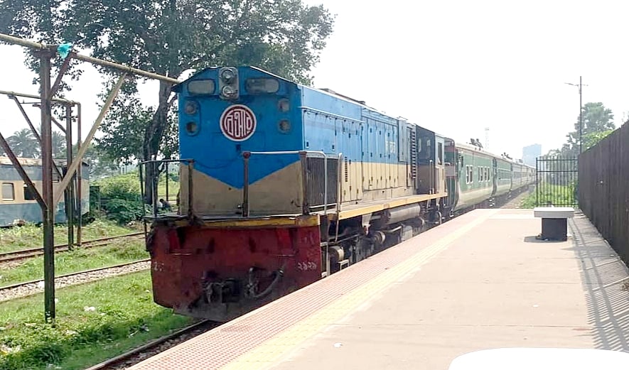 লাকসামে ২৪ ঘণ্টা পর ঢাকামুখী ট্রেন সেবা পুনরায় চালু
