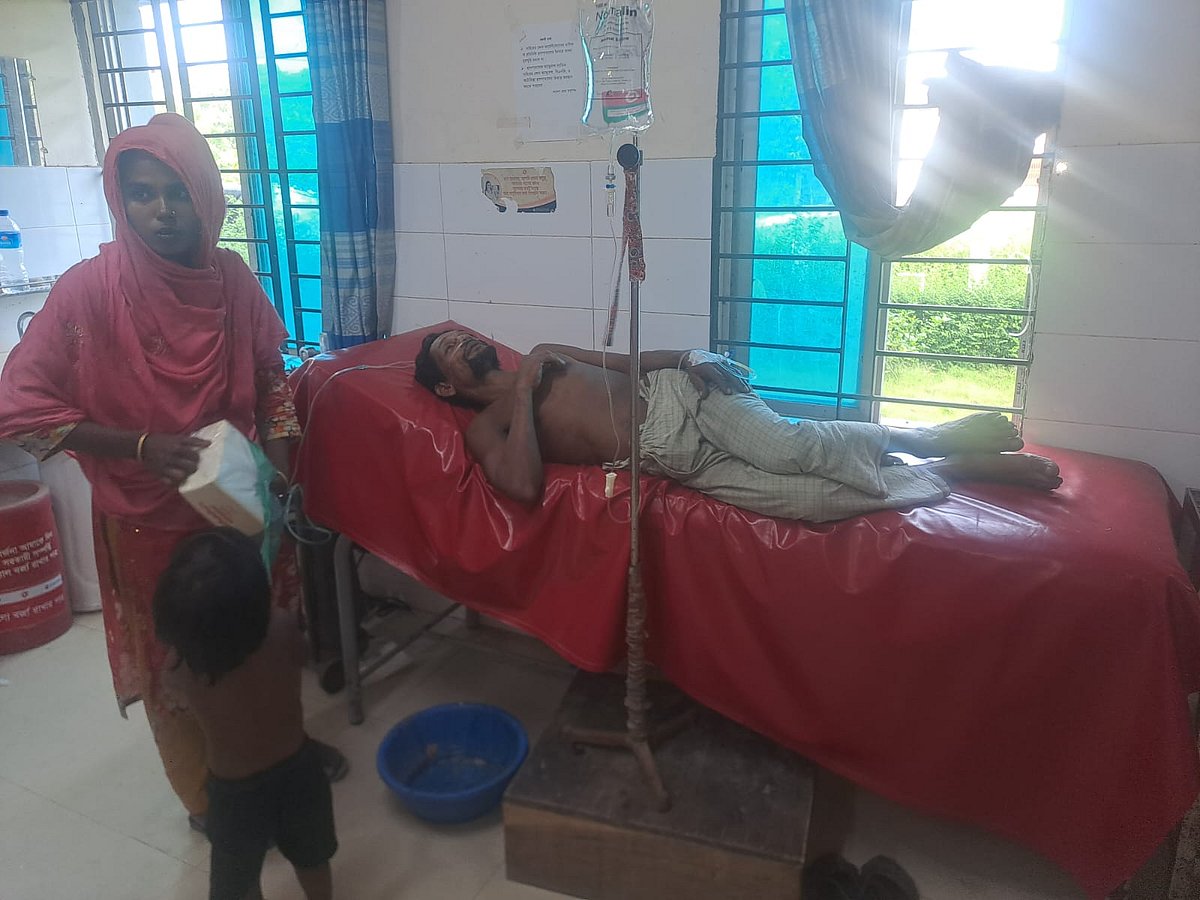 শখে বাড়িতে সাপ পোষণ করায় যুবক সাপের কামড়ে হাসপাতালে ভর্তি