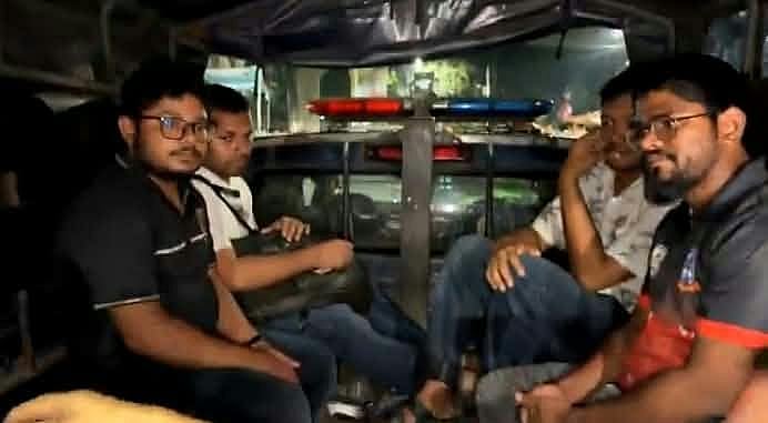 রাজু ভাস্কর্যে অনশন থেকে থানায় চারজনকে পরিবারের জিম্মায় দিয়েছে পুলিশ