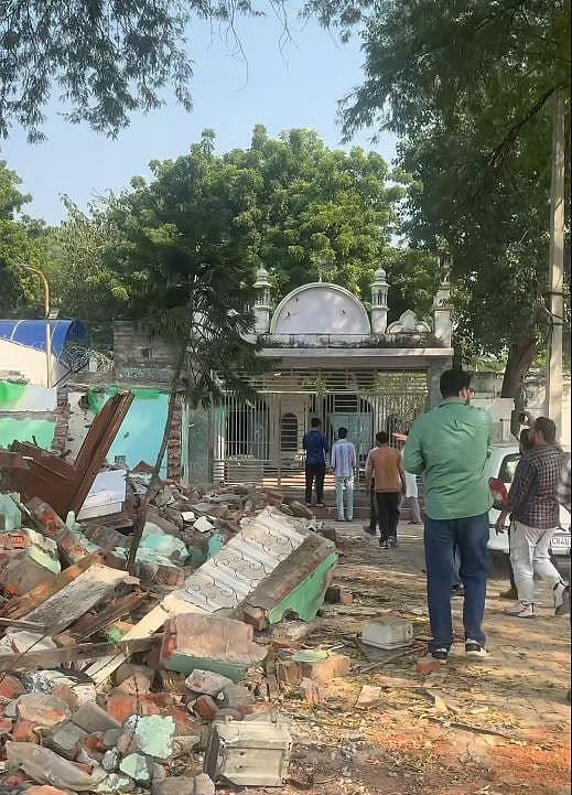 বিদ্যুৎ‑পানি বন্ধ, উচ্ছেদ‑আতঙ্কের মধ্যে দিল্লির শতবর্ষী মসজিদে মুসল্লিরা জুমা নামাজ পড়লেন
