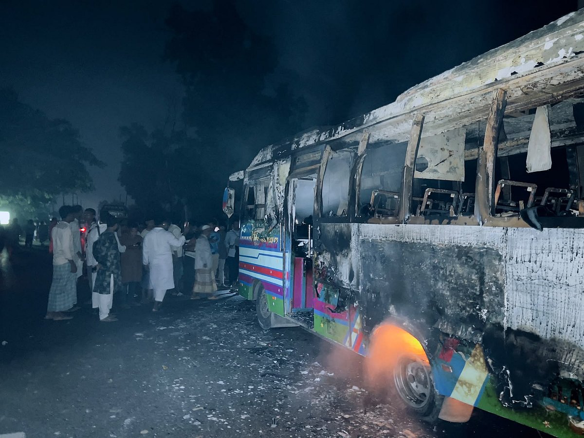 সাতকানিয়ায় অটোরিকশা-বাস সংঘর্ষে ২ নিহত, বাসে আগুন, মহাসড়ক অবরোধ