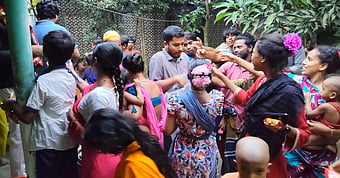 বেদেপল্লিতে খাদ্য ও শিক্ষাসামগ্রী দিল শরীয়তপুর বন্ধুসভা