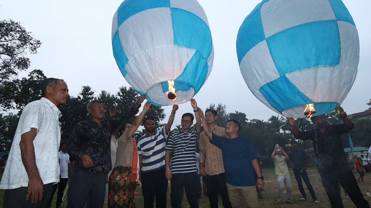 ফানুস উড়িয়ে টুর্নামেন্টের উদ্বোধন করেন সংরক্ষিত নারী আসনের সংসদ সদস্য মাধবী মারমা