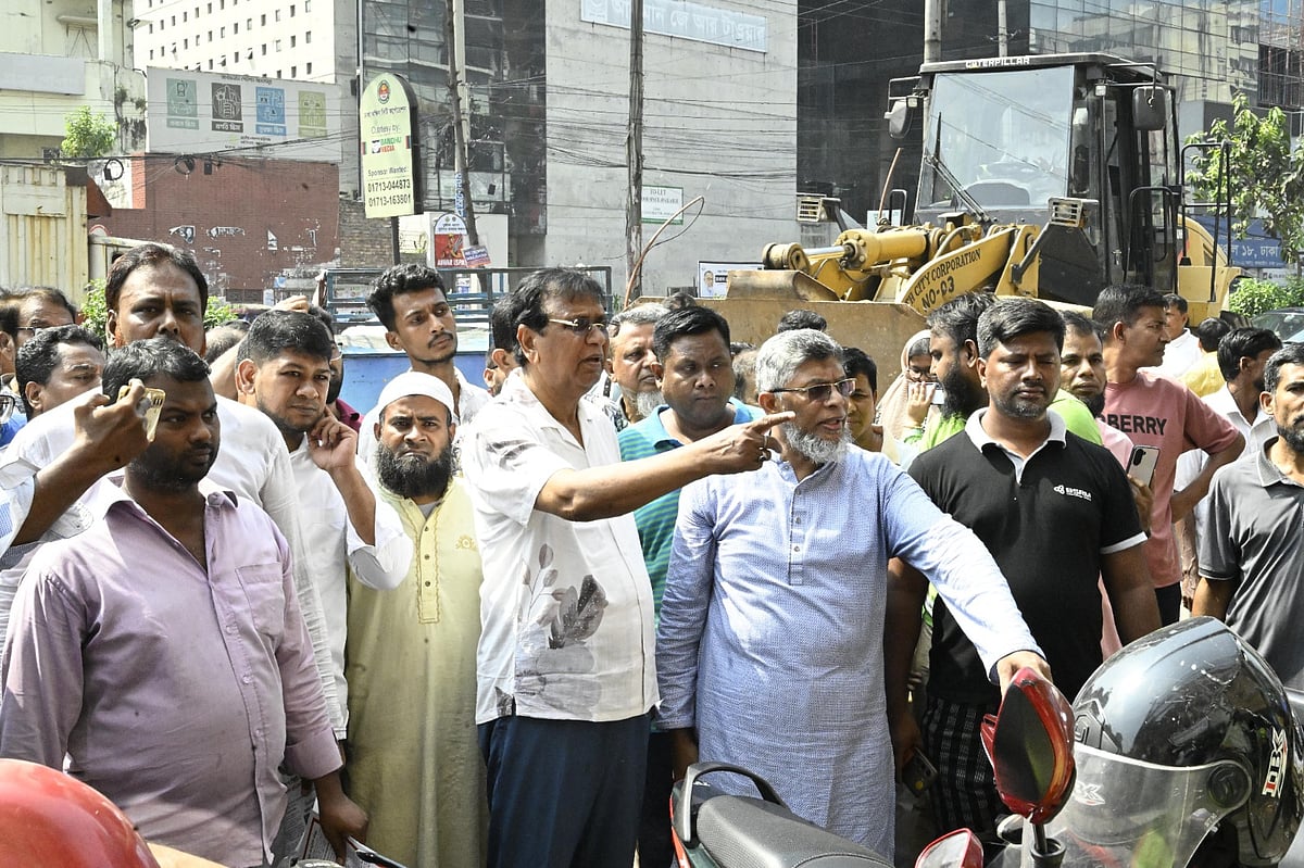 ফুটপাতে দোকান বসালেই মামলা, মালামাল জব্দের হুঁশিয়ারি ডিএসসিসির