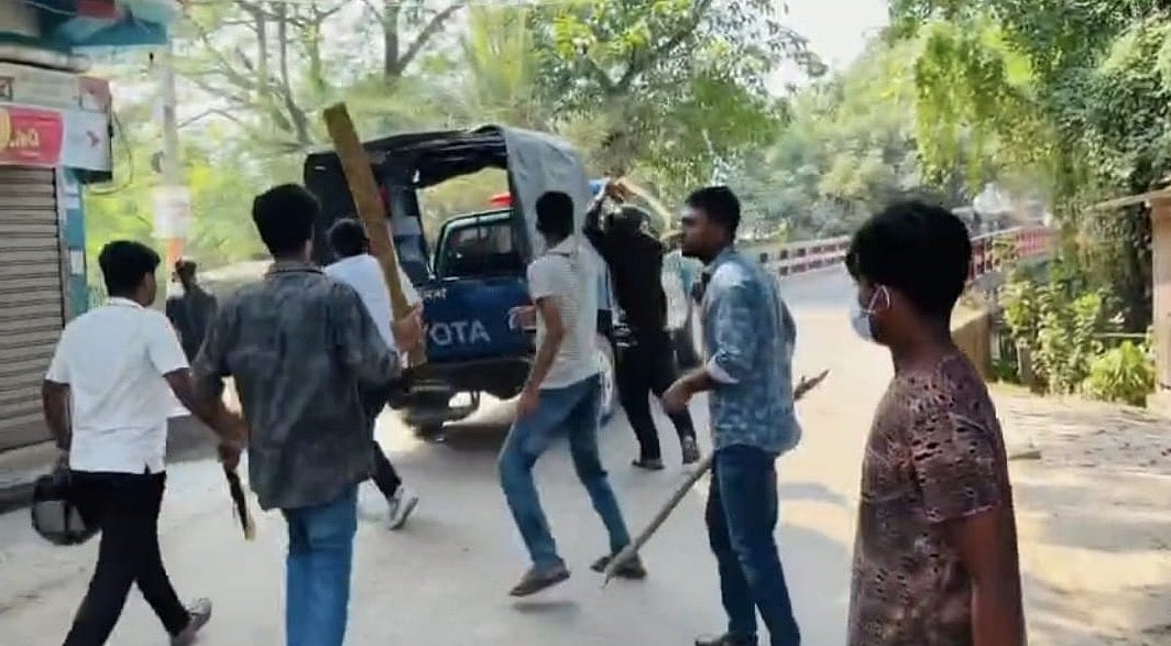 গোপালগঞ্জে নিষিদ্ধ ছাত্রলীগ–যুবলীগের মিছিল থেকে পুলিশের গাড়িতে হামলা, তিন পুলিশ সদস্যকে মারধর