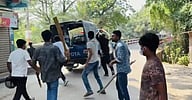 গোপালগঞ্জে নিষিদ্ধ ছাত্রলীগ-যুবলীগের মিছিল থেকে পুলিশের গাড়িতে হামলা, তিন পুলিশ সদস্যকে মারধর