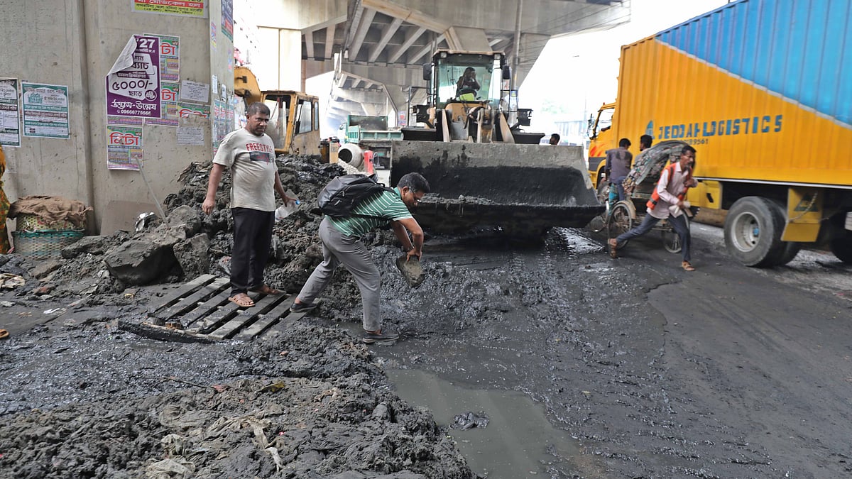 এক পথচারী পার হওয়ার জন্য ইট ফেলছেন