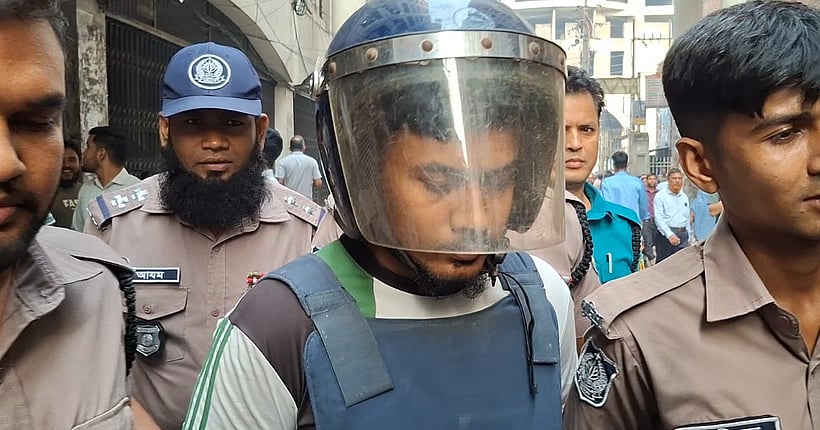 প্রধানমন্ত্রীকে বহনকারী বাসের ছবিতে মন্তব্য করা যুবক রিমান্ডে