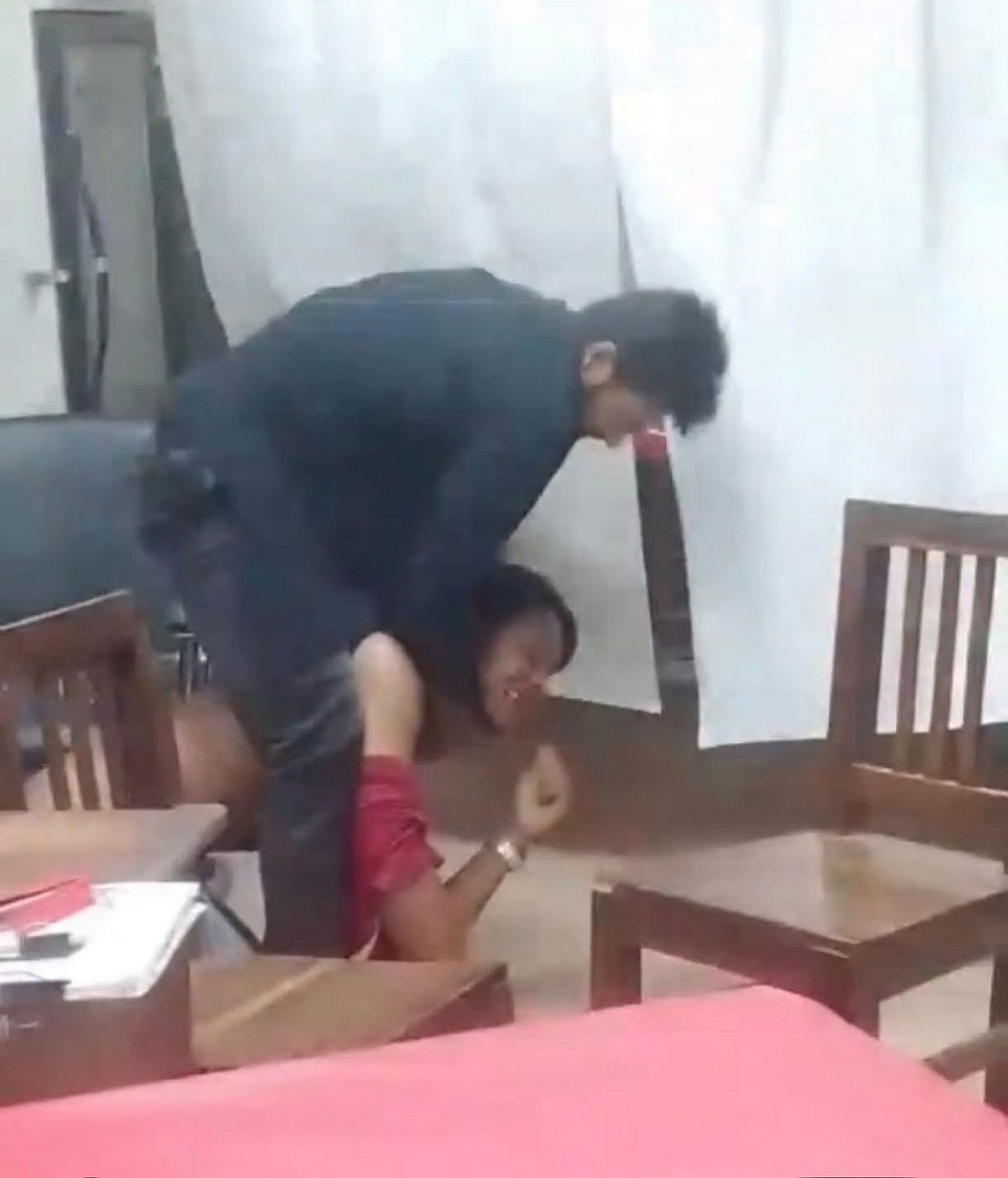 জরুরি বিভাগে স্বেচ্ছাসেবক দল নেতাকে পেটালেন ছাত্রদল নেতা