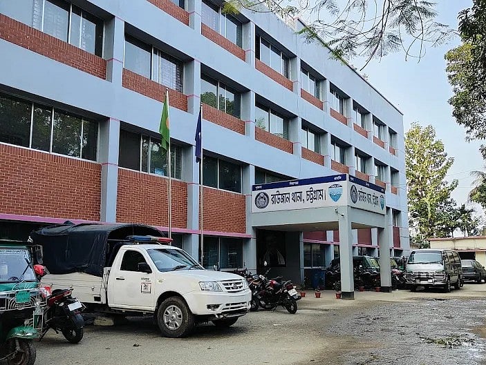 পিস্তল ঠেকিয়ে ২৫ লাখ টাকা ছিনতাই, ‘ব্যাগ দে, নাইলে গুলি করে দেব