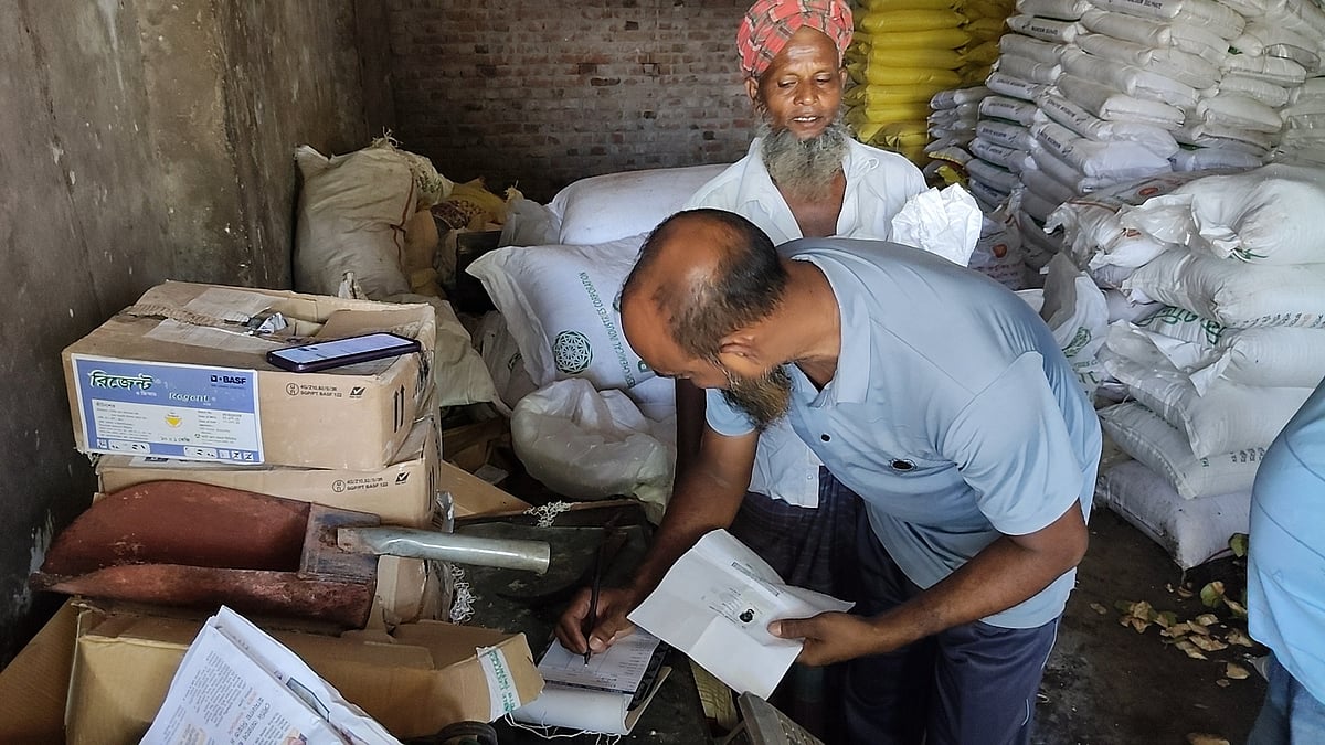 রাজশাহীতে হুমকির পর বন্ধ সারের ডিলারের দোকান খুলল, পুলিশের উপস্থিতি