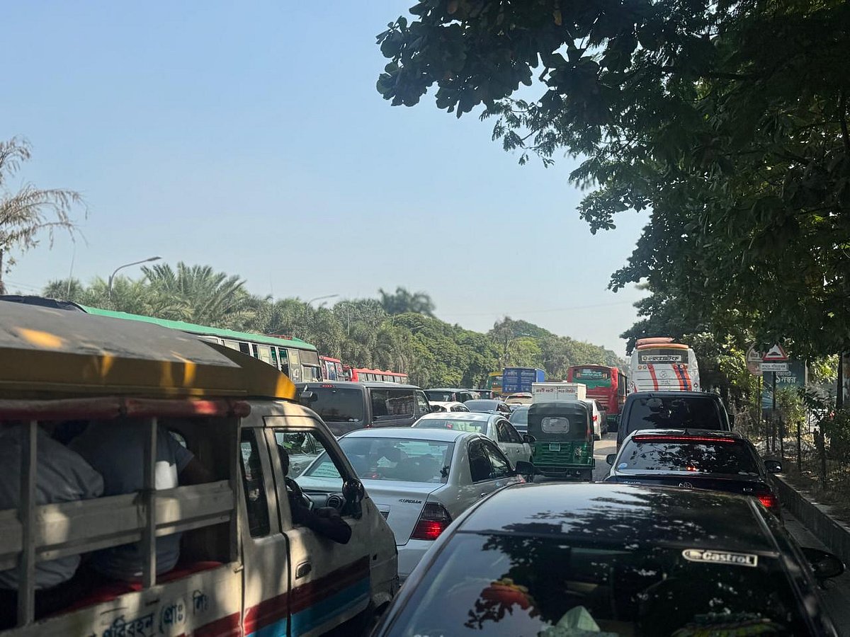 সকাল সকাল এত জ্যাম হবে ভাবিনি, একটা বিড়ম্বনায় পড়লাম