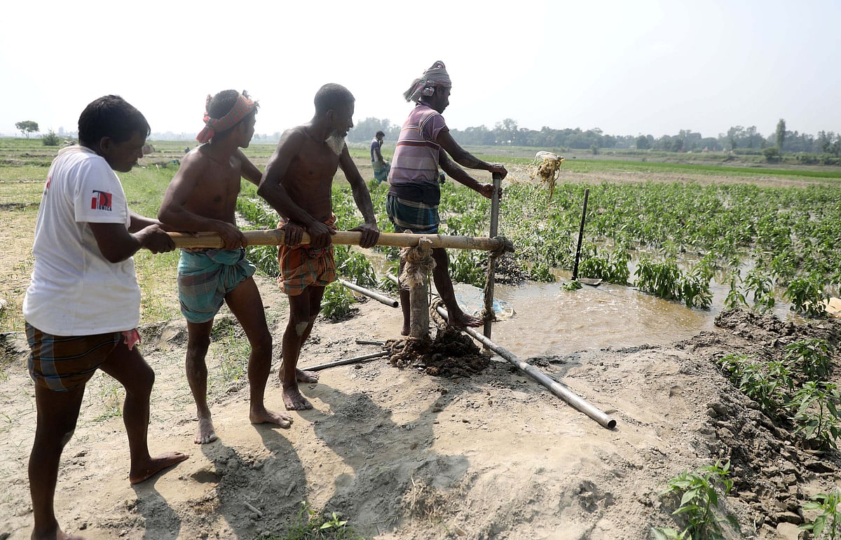 ভূগর্ভস্থ পানি উত্তোলনের জন্য যমুনার দুর্গম চরাঞ্চলে বোরিং করা হচ্ছে 