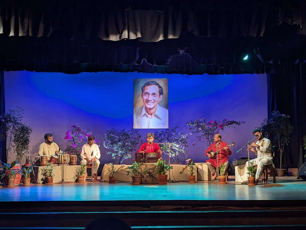 আব্বাসউদ্দীন: ভাওয়াইয়া থেকে ইসলামি গানের সুরে আজও অম্লান