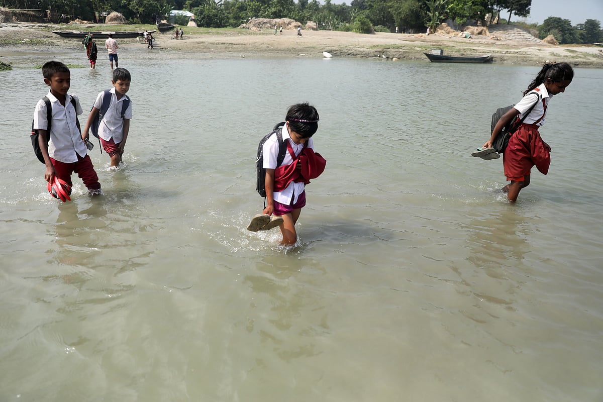 যমুনার চরের খেয়াঘাটে এখন হাঁটুপানি