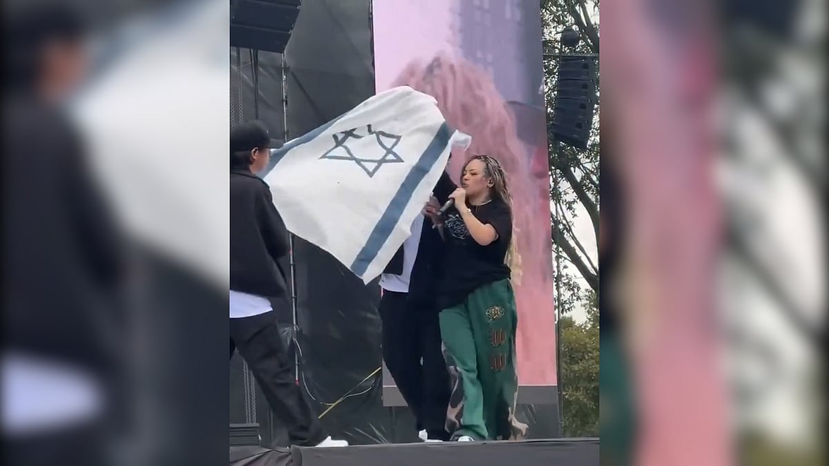 মঞ্চে ইসরায়েলের পতাকা মাড়িয়ে আলোচনায় কলম্বিয়ান র‍্যাপার