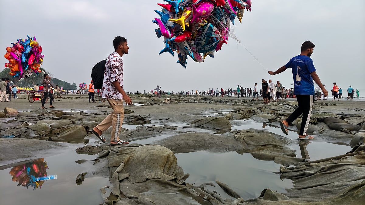 সৈকতে থাকা জিও ব্যাগের ফাঁকে পানি জমে আছে। তার মধ্য দিয়েই হেঁটে যেতে হচ্ছে পর্যটকদের