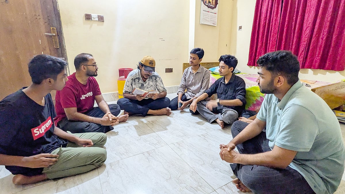 জীবনের স্থবিরতার বিরুদ্ধে শৈল্পিক প্রতিবাদ, ‘দৃষ্টিপ্রদীপ’ নিয়ে পাঠচক্র