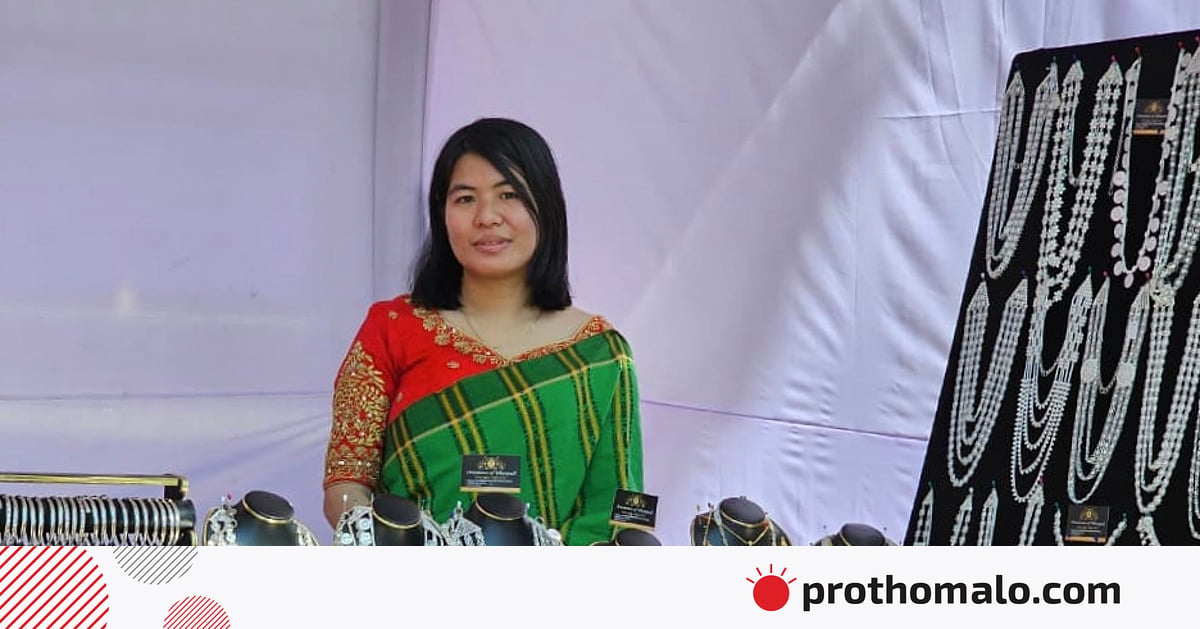 ক্রেতাদের আগাম টাকাই ছিল ব্যবসার পুঁজি, এখন দীপ্তির দুটি বিক্রয়কেন্দ্র