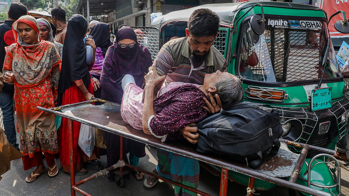 অ্যাম্বুলেন্স মালিক ও চালকদের ধর্মঘটের কারণে রোগী নিতে ভোগান্তিতে পড়েন স্বজনেরা।