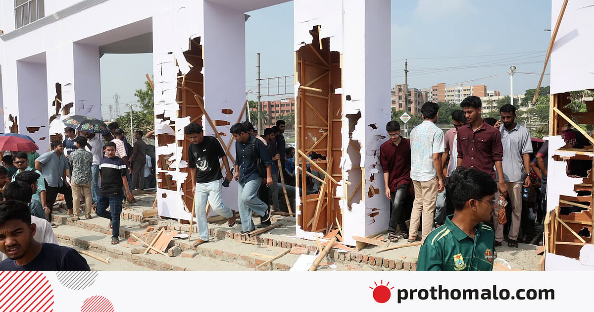 সচিবালয় নির্মাণের প্রতিবাদ, পুরোনো বাণিজ্য মেলার মাঠে স্থাপনা ভাঙচুর