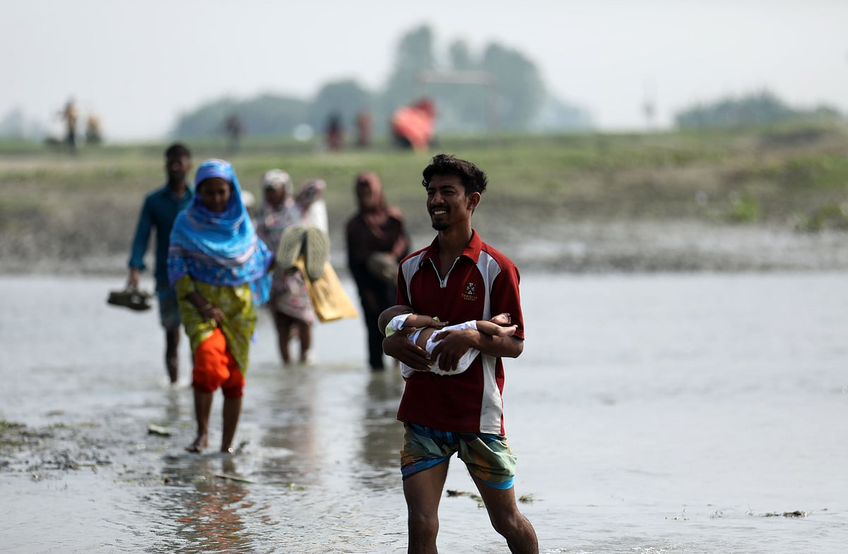 অসুস্থ সন্তানকে কোলে নিয়ে নদী পার হচ্ছেন শামীম হোসেন