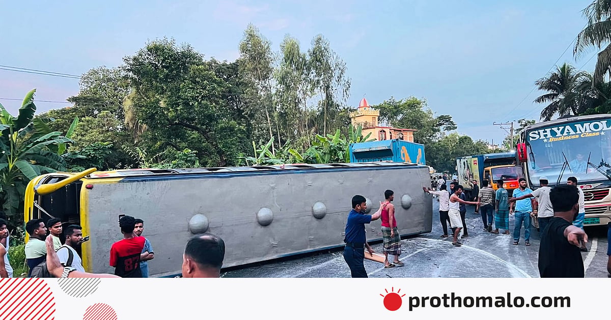 দ্রুতগতিতে চলছিল পর্যটকবাহী বাস, নিয়ন্ত্রণ হারিয়ে উল্টে গেল সড়কে, আহত ২০