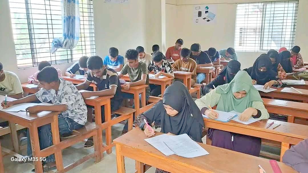 বিশ্ব পোলিও দিবসে গোবিপ্রবি বন্ধুসভার কুইজ ও বই বিতরণ
