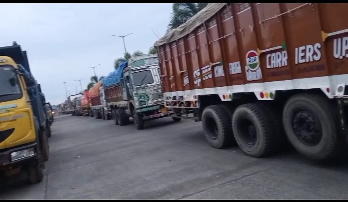 পেট্রাপোলে ট্রাকের জট, বেনাপোলে পণ্য প্রবেশে বিলম্বের অভিযোগ
