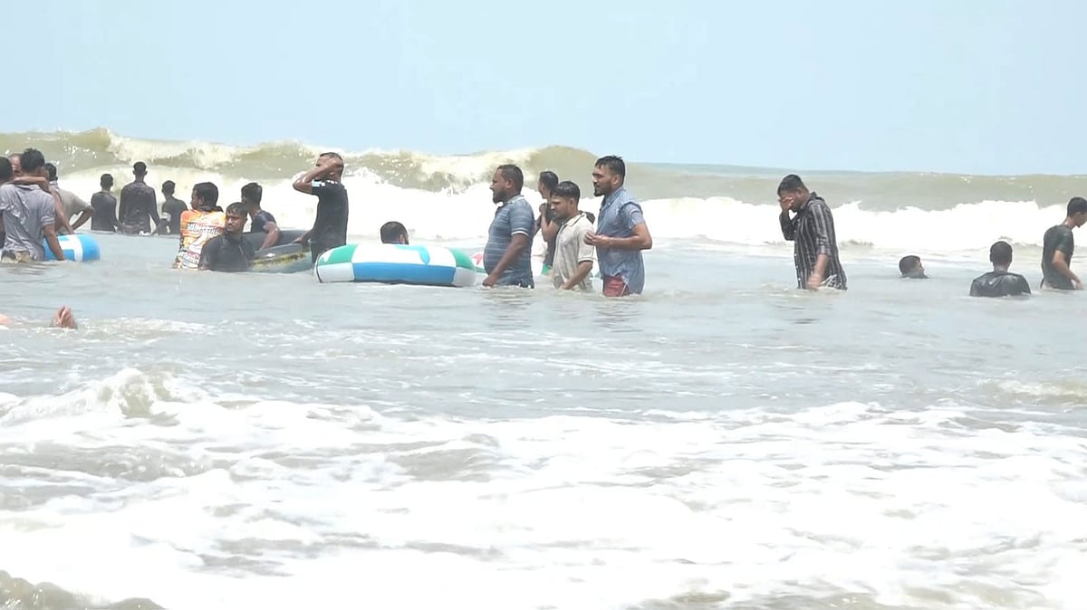 ইনানী সৈকতে গোসলে নেমেছিল ১৬ শিক্ষার্থী, ভেসে গিয়ে প্রাণ গেল একজনের