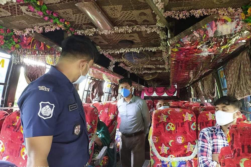 মাস্ক না পরায় ও গণপরিবহনে অতিরিক্ত যাত্রী বহন কারায় ১৬ জনকে জরিমানা করেছেন ভ্রাম্যমাণ আদালত। রাঙ্গুনিয়া, চট্টগ্রাম, ১৬ আগস্ট