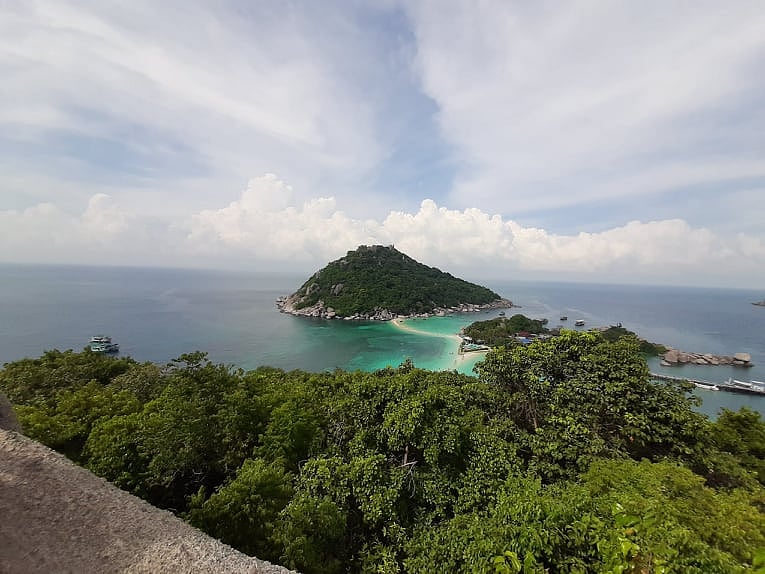 সাগরের মধ্যে জেগে থাকা পাহাড়