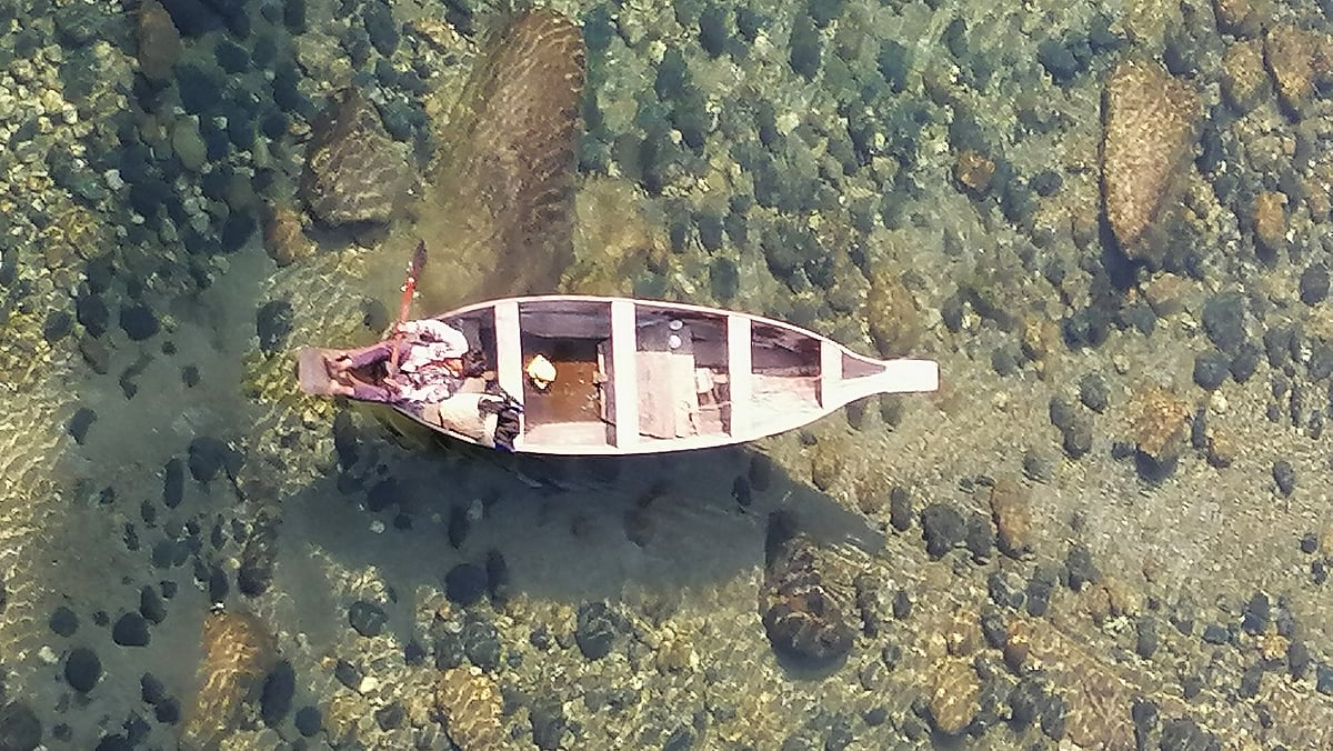 সোনাংপেডাং গ্রামের উমগট নদীর পানি এতটাই স্বচ্ছ যে নদীর নিচের পাথর, বালু, শেওলা, রঙিন মাছ, সবকিছু দেখা যাবে ওপর থেকে